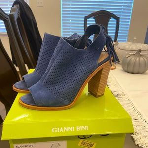 Only worn once very comfortable blue suede heels 6.5